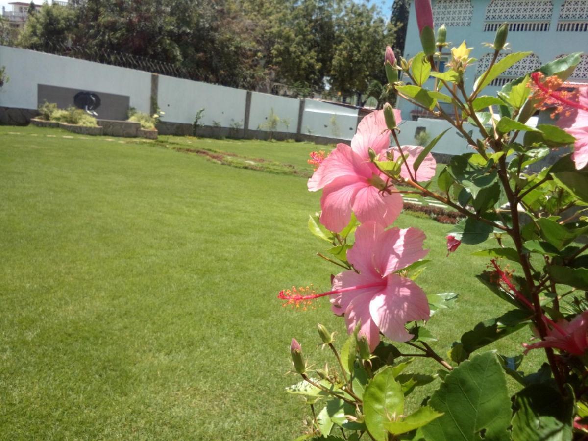 Chamiachi Hotel & Apartments Bamburi Bagian luar foto