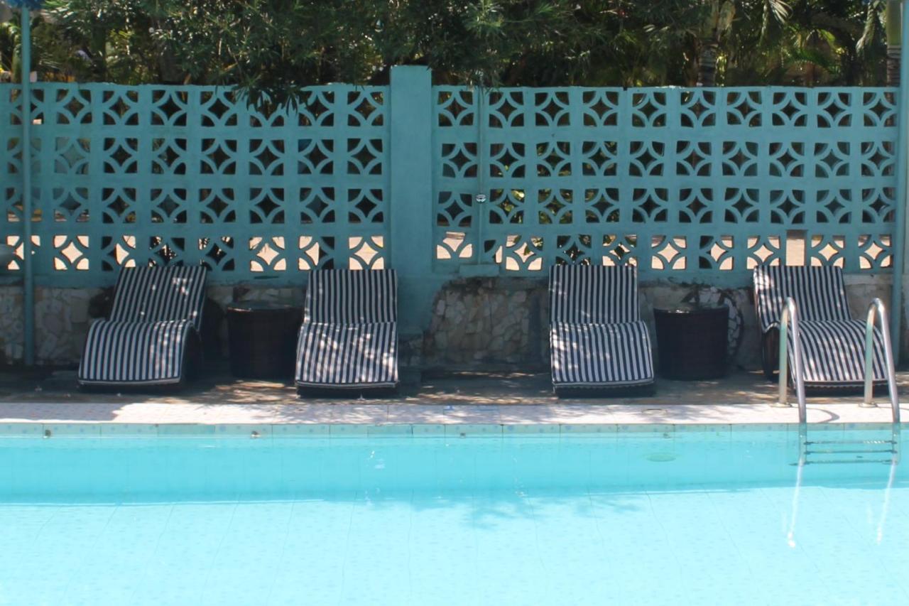 Chamiachi Hotel & Apartments Bamburi Bagian luar foto