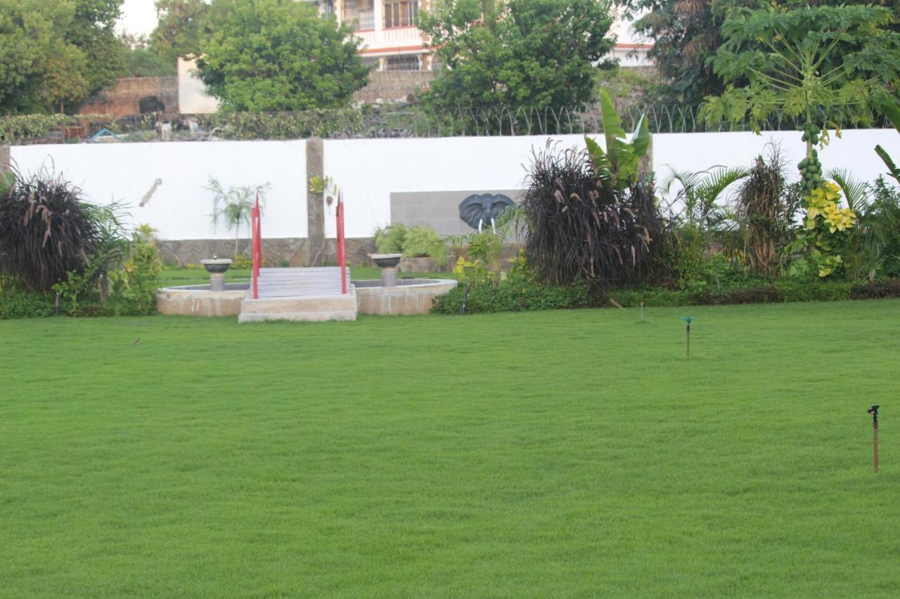 Chamiachi Hotel & Apartments Bamburi Bagian luar foto