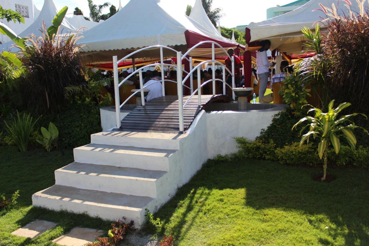 Chamiachi Hotel & Apartments Bamburi Bagian luar foto