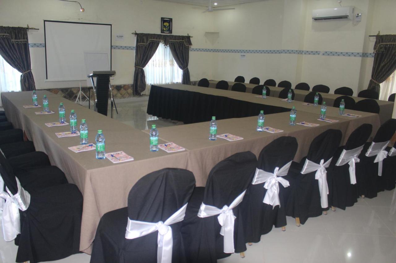 Chamiachi Hotel & Apartments Bamburi Bagian luar foto