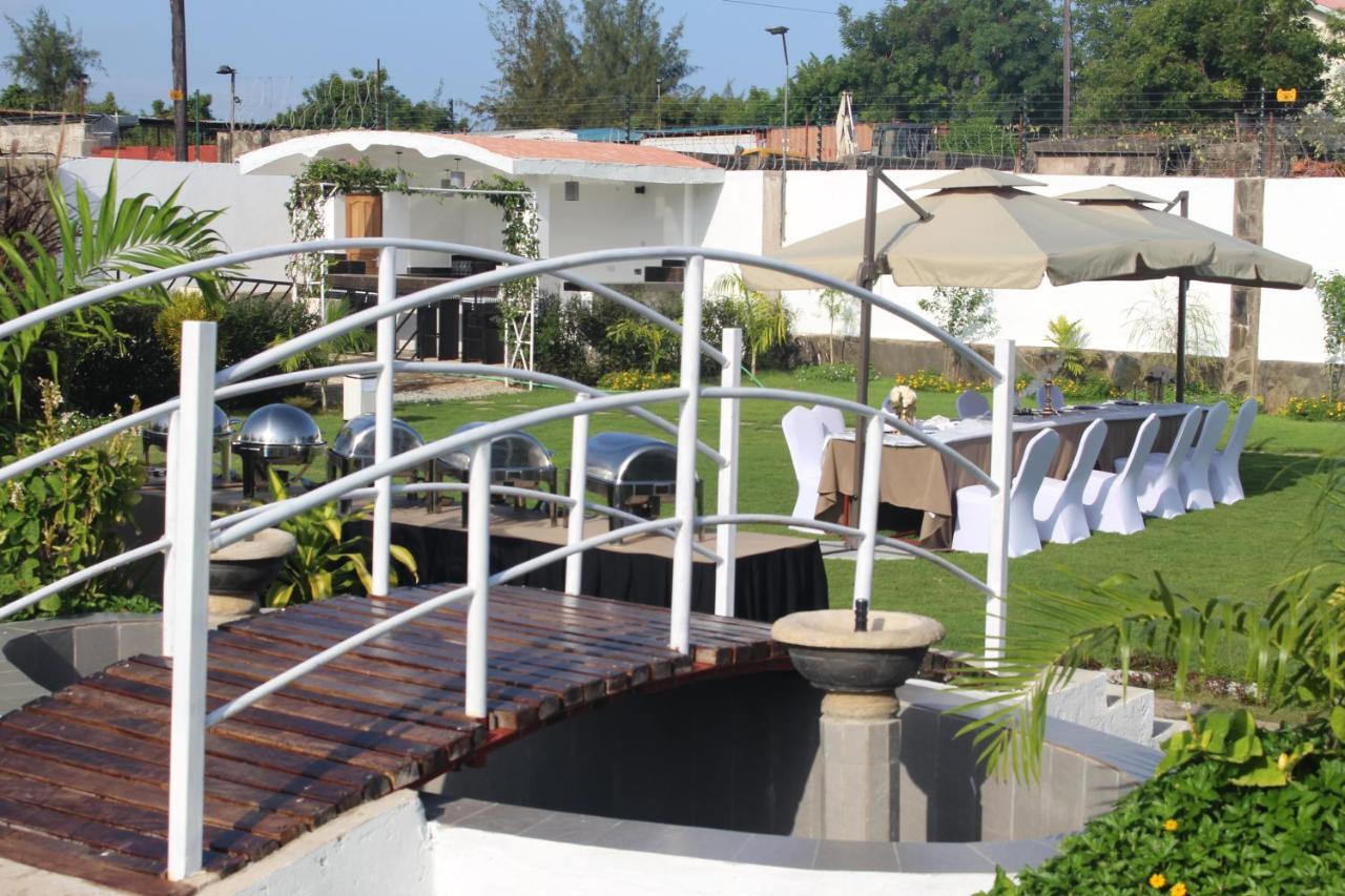 Chamiachi Hotel & Apartments Bamburi Bagian luar foto