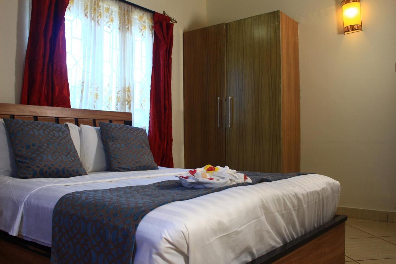 Chamiachi Hotel & Apartments Bamburi Bagian luar foto